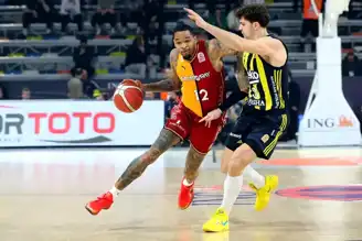 Fenerbahçe-Galatasaray Derbisi Yarıda Kaldı!