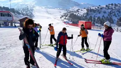 Erzincan'da Dağ Kayağı Eğitimi: Ergan Zirveleri Çocukları Bekliyor!