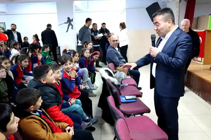 Başkan Metin'den Öğrencilere Hediye Dağıtımı