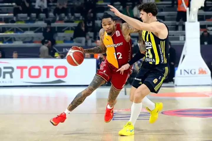 Fenerbahçe-Galatasaray Derbisi Yarıda Kaldı!