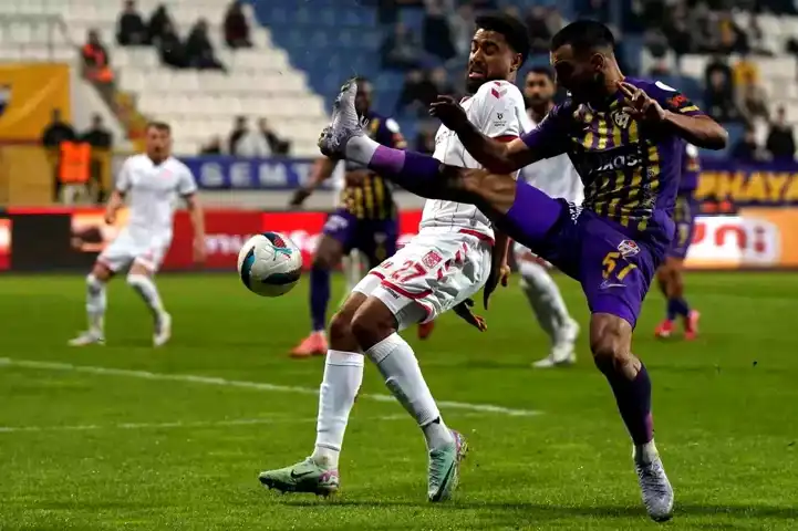 Eyüpspor-Sivasspor: İlk Yarı Golsüz Beraberlik, Kırmızı Kartlı Sonuç!